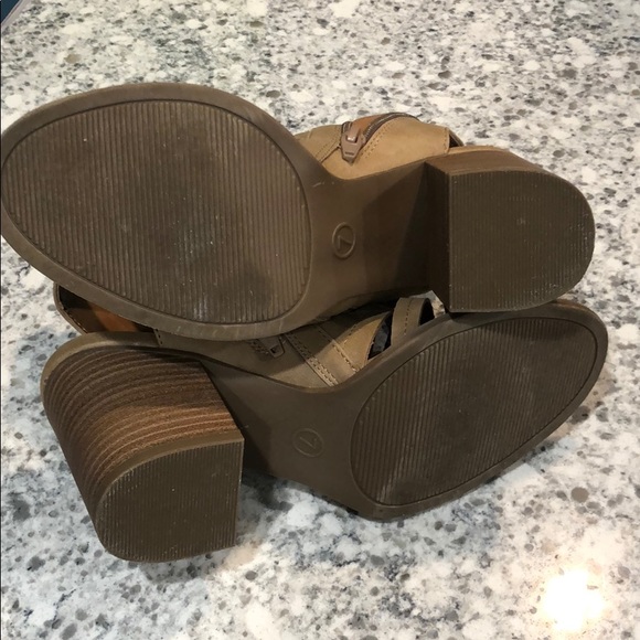 Open toed strappy tan shoes w/ chunky heel size 7 - Picture 4 of 4
